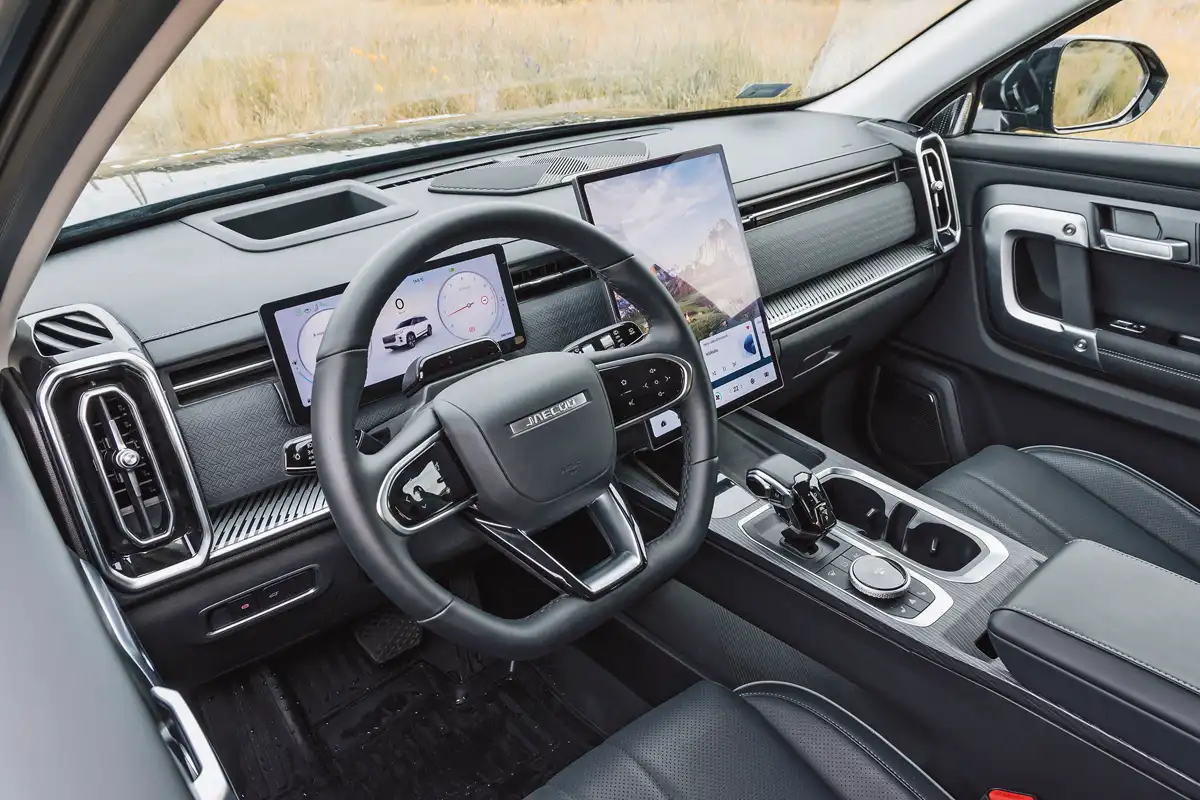 Billegő felületen vannak az érintős kormánygombok a küllőkön. Kevés a fizikai gomb, a bajuszkarok becsszóra igényesebbek, mint a Rolls-Royce Ghostban voltak. A középső képernyő nem forgatható el 90 fokban, mint a BYD modelljeiben