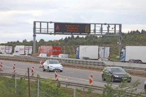 Békésebb nap az M1-es autópályán: Budapest felé halad a forgalom, Tatabánya irányában azonban már kezdenek feltorlódni a kamionok
