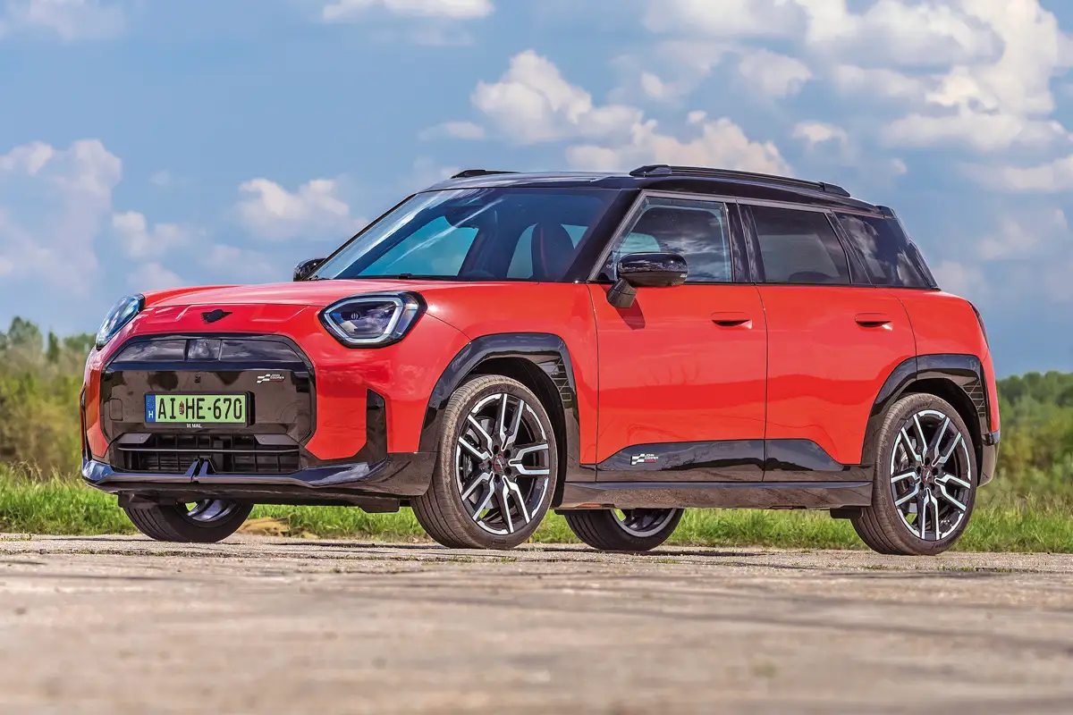 Valóban crossover a Mini Aceman: a Cooper tulajdonságait a Countryman formájához hasonló külsővel egyesíti. Kerek fényszórók nélkül is azonnal felismerhetően Mini