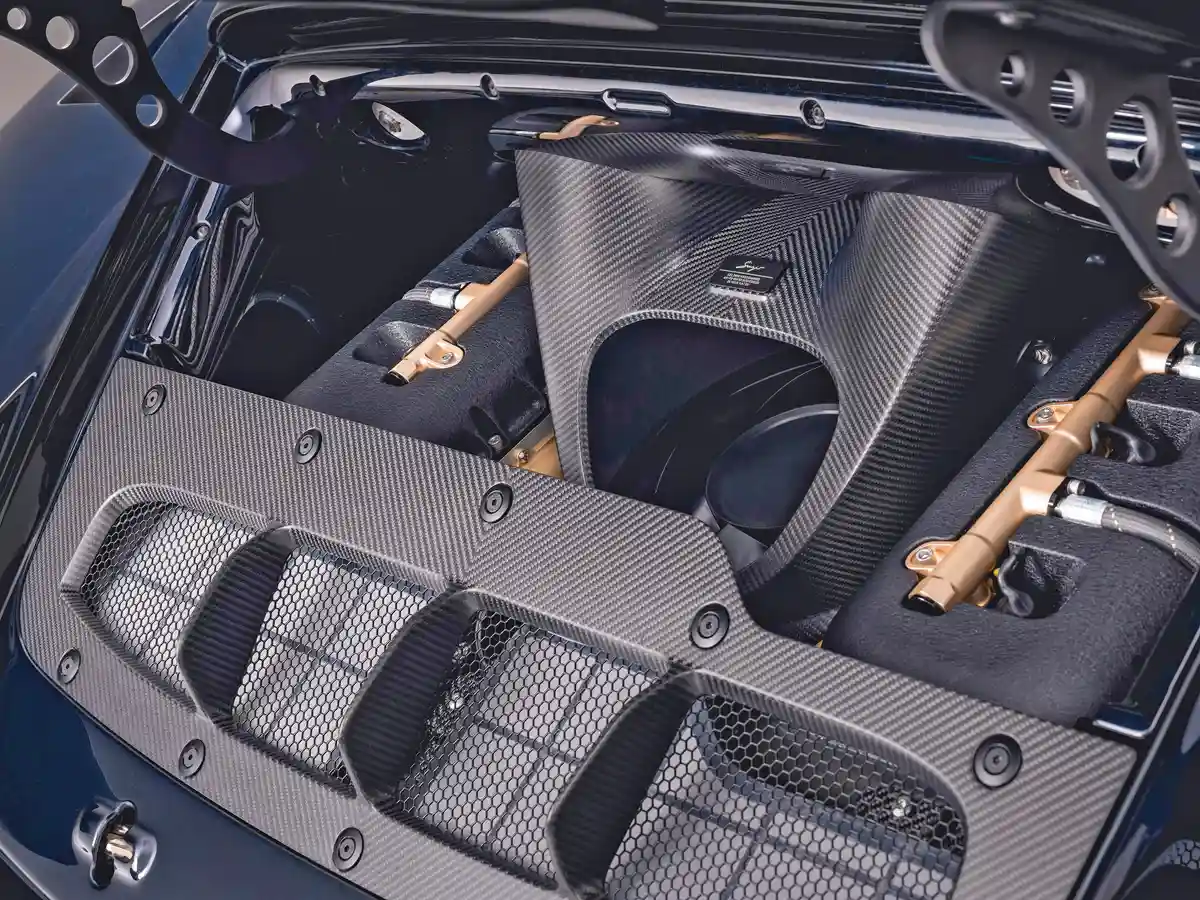 Nem sok látszik a Singer DLS Turbo Sorcerer 3,8 l-es hathengereséből