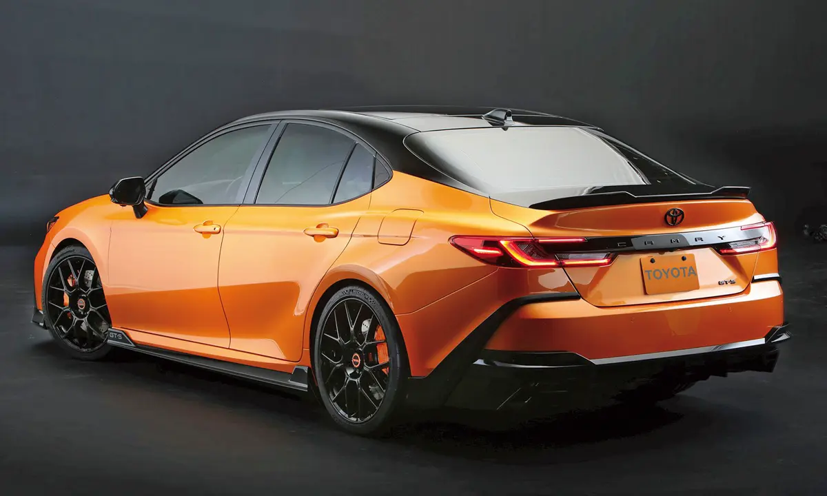 A végsebességet elektronika korlátozza 185 km/h-ra, az összkerék-hajtású hibrid Camry 6,8 s alatt gyorsul álló helyzetéből 100 km/h-ra