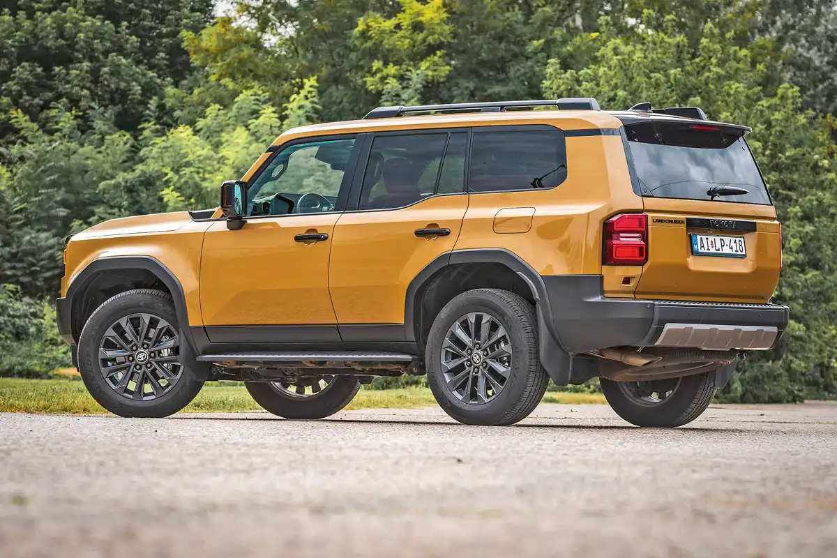 Van rendes pótkerék, a csomagtartó alatt rögzítették (kívül). Magas a rakodóperem, a tetősínek dinamikusan 100 kilóval terhelhetők. A Toyota Land Cruiser vontatási képessége 3500 kg