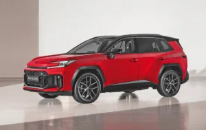Apró, de fontos részleteiről azonnal felismerhető a GR Sport. A PHEV töltőcsatlakozója a bal első sárvédőre került, hátul a benzin tölthető