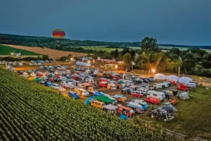 Kemping- és lakóautók a parkolóban – sok fesztiválozó a saját Transporterében hajtotta álomra a fejét