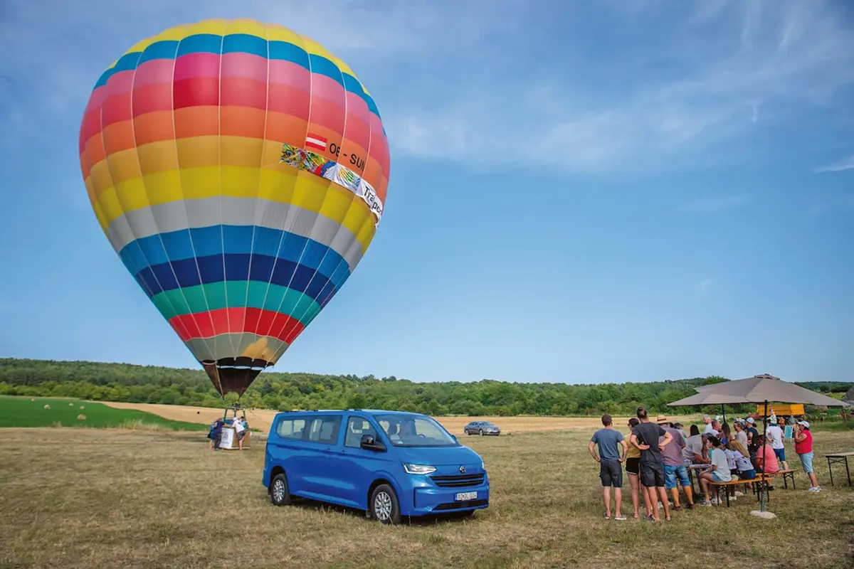 Sokan próbálták ki a hőlégballonos programot. Előtérben az új T7 Caravelle