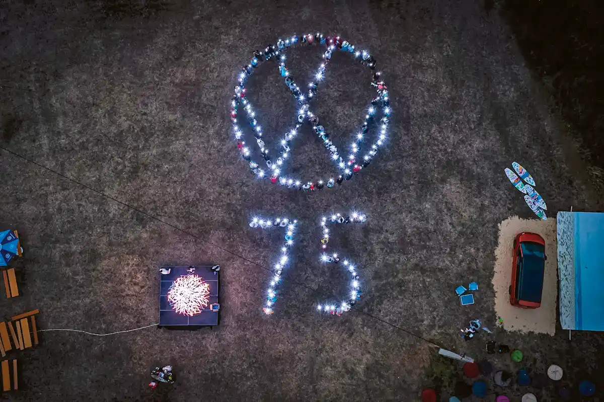 LED-es tábortűz köré gyűltek a barátok és márkatársak esténként. A VW 75 megörökítése nélkül nem lett volna teljes a program