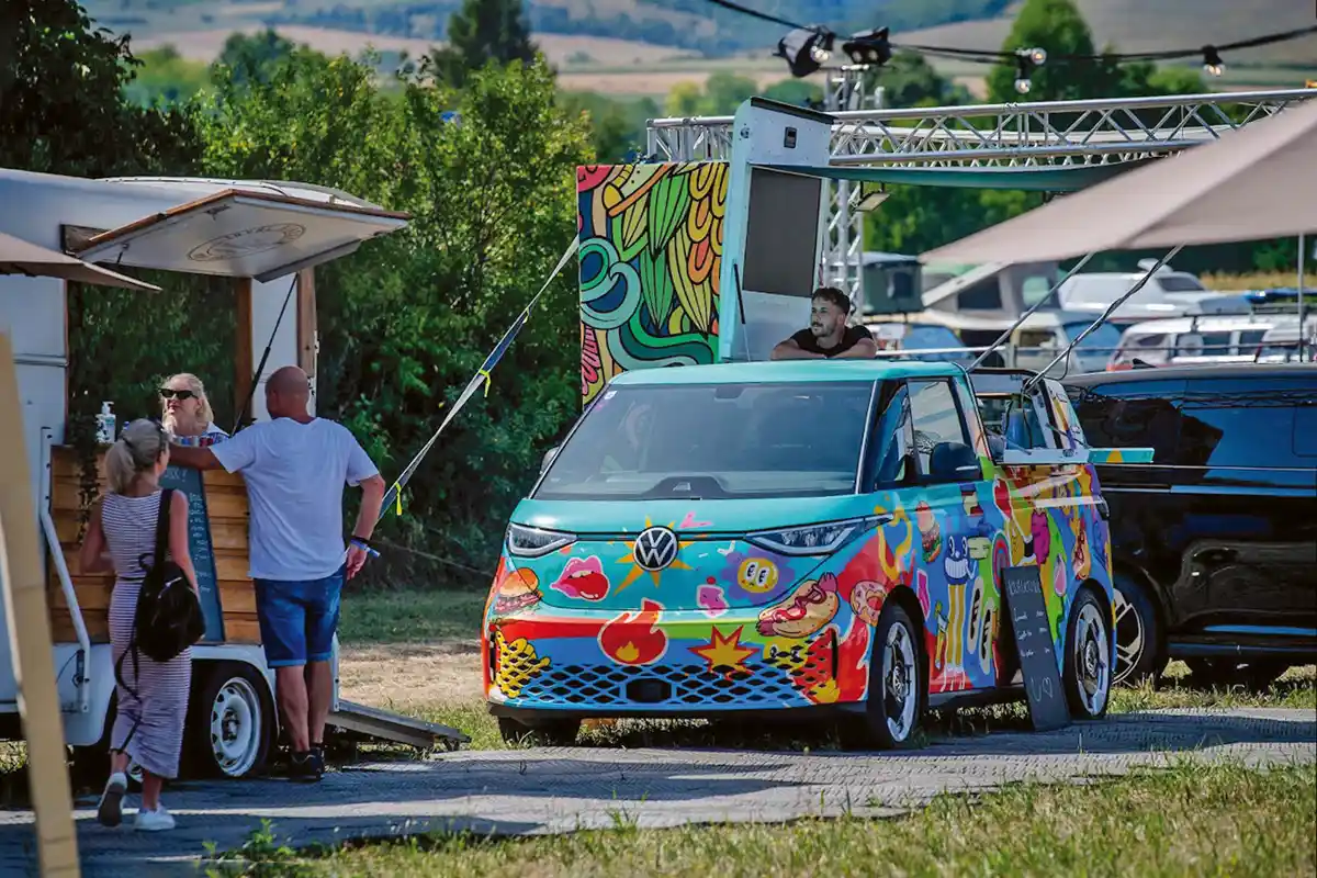 Színesre pingált hippibusz? A Transporternek minden szerep jól áll, még akkor is, ha éppen egy food truck