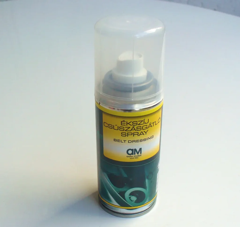Jó, hogy apró az ékszíj spray, elfér a kesztyűtartóban, ráadásul nagyobbal nehezebben férnénk a szíj közelébe. Az illata is egészen kellemes