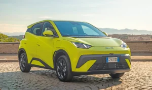 Ez a bevezető szín, a Lime Green, alapáras. A Surf fényszórói alapból halogének, LED-esek csak a Comforthoz járnak. A formákat az egykori audis Wolfgang Egger vezette BYD csapat rajzolta