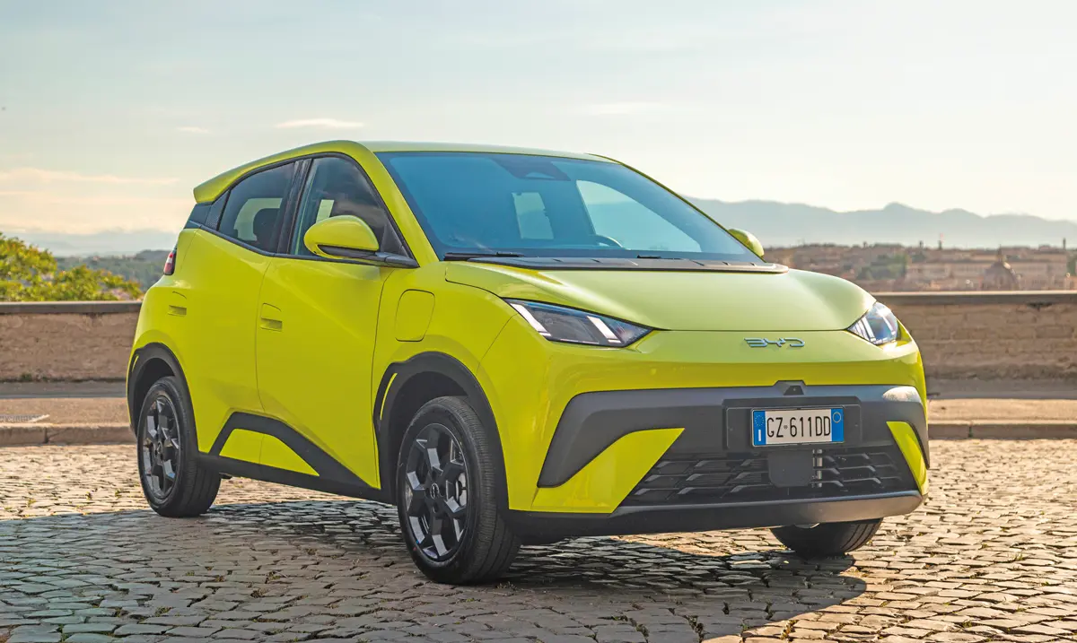Ez a bevezető szín, a Lime Green, alapáras. A Surf fényszórói alapból halogének, LED-esek csak a Comforthoz járnak. A formákat az egykori audis Wolfgang Egger vezette BYD csapat rajzolta