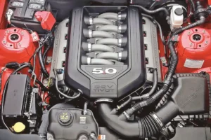 A Ford következetesen ragaszkodott a Mustang 5,0 l-es, Coyote nevű V8-asához; az új emissziós előírásokkal nincs veszélyben, de az európai szabályozás szigora változatlan