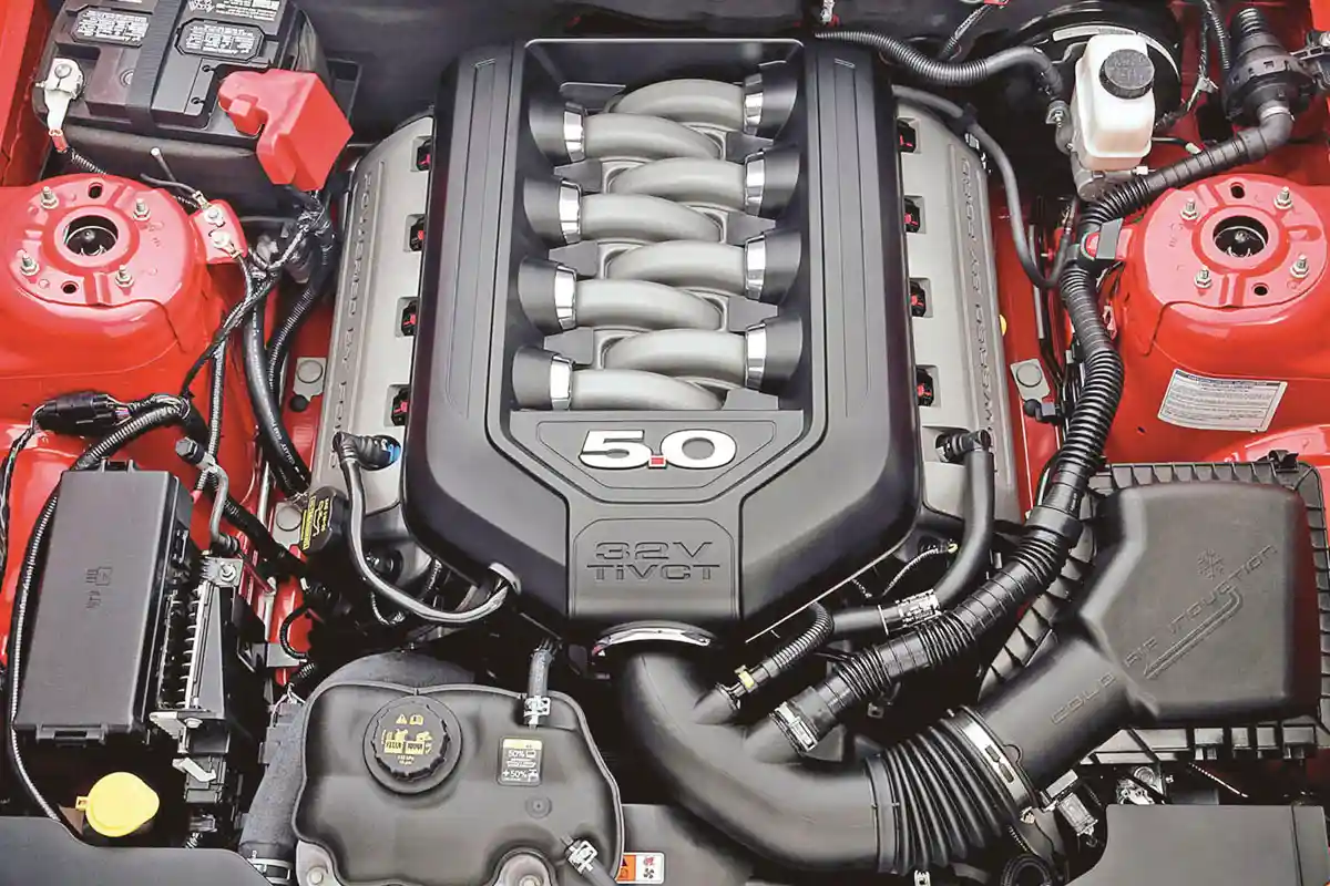 A Ford következetesen ragaszkodott a Mustang 5,0 l-es, Coyote nevű V8-asához; az új emissziós előírásokkal nincs veszélyben, de az európai szabályozás szigora változatlan