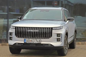 A 19 colos felnik műanyag betétei javítják a légellenállást, az összes lámpa alapáron LED-es, a gumik 235/50-esek