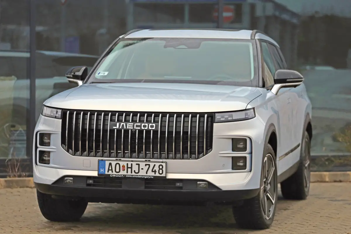 A 19 colos felnik műanyag betétei javítják a légellenállást, az összes lámpa alapáron LED-es, a gumik 235/50-esek