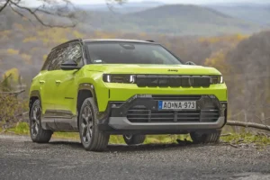 Alul aktív lamellák szabályozzák a hűtést, a Jeep ikonikus hétlyukú hűtőmaszkja megvan, de igazából már csak látványkellék