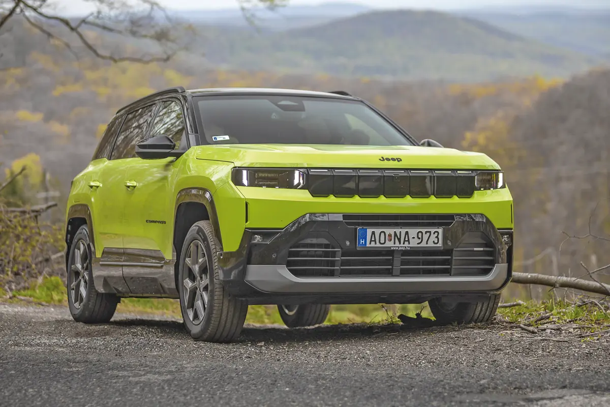 Alul aktív lamellák szabályozzák a hűtést, a Jeep ikonikus hétlyukú hűtőmaszkja megvan, de igazából már csak látványkellék