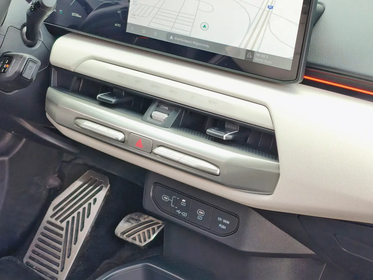 Könnyen eléri a vészvillogót az utas is. Az USB port lehet töltő és adatkezelő is, gombnyomással választható