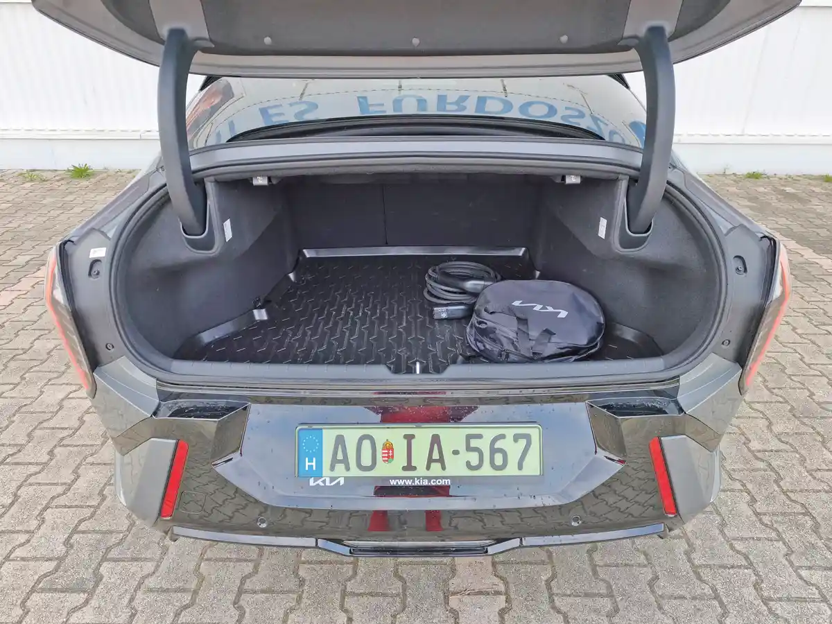 Nem sokat csal az optika, tényleg keskeny a rakodónyílás. A fedelet „persze” villanymotor emeli, süllyeszti...