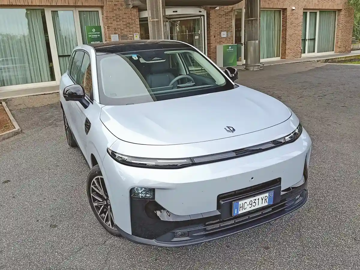 Formatervezésben mára sokat felfejlődtek a kínai gyártók. Becsapósan, a lökhárítóban vannak a B10 fényszórói, a felső csík a nappali menetfény