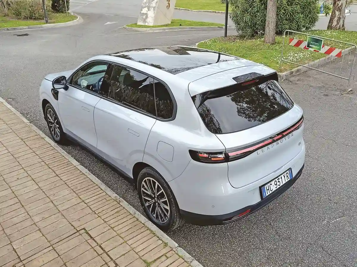 Áramvonalas, szép vonalvezetésű, hivalkodástól mentes a B10. A második üléssor mögött kicsi, 300 l-es csomagtartóba pakolhatunk