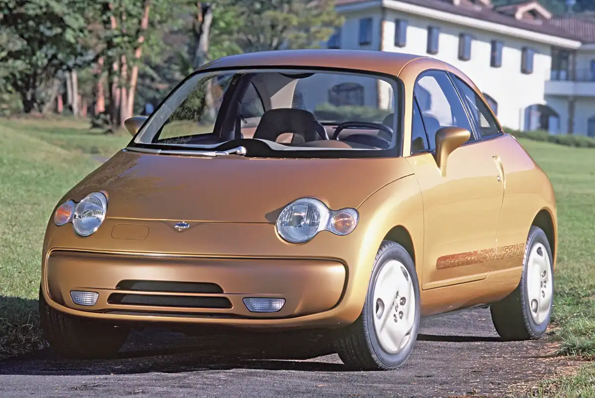 Nissan FEV II – 1995-ben a Tokiói Autószalonon mutatták be a lítium-ion akkumulátorral szerelt villanyautó tanulmányt. A FEV rövidítés jelentése: Future Electric Vehicle. Az első típus, a FEV Concept 1991-ben 130 km/h-s tempóra volt képes és a Nissan szerint a hatótávja elérhette a 250 km-t
