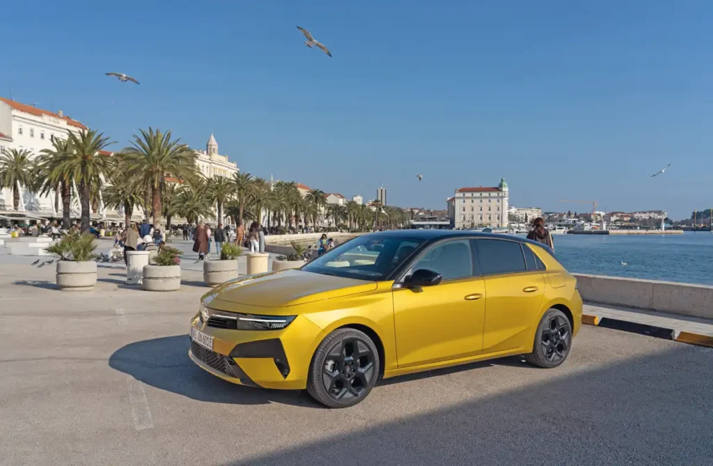 Csupán fényjáték az Opel jelvény, de jól néz ki. Az Opel Astra légellenállása a lapos felépítéssel kedvező