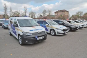A 269 új rendőrautó átadása április 1-én. Nem mindegyik járőr, a Volkswagen Caddy-ket például baleseti helyszínelésre vásárolták