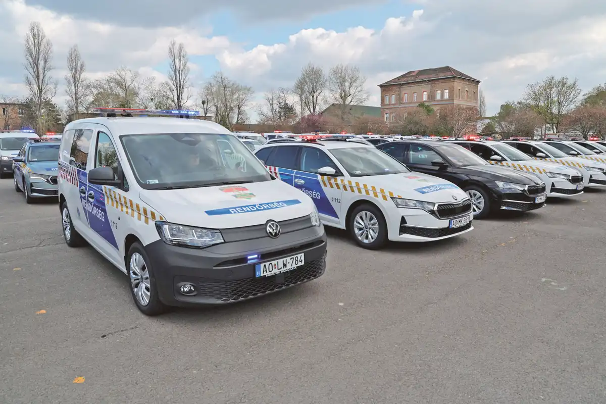 A 269 új rendőrautó átadása április 1-én. Nem mindegyik járőr, a Volkswagen Caddy-ket például baleseti helyszínelésre vásárolták